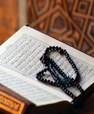 لسان القرآن الكريم محكوم لا حاكم