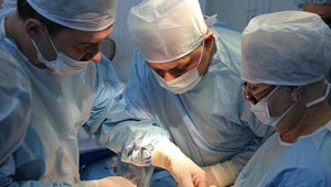 أطباء في سيبيريا يجرون عملية جراحية فريدة على الكبد