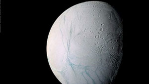 اكتشاف محيط مياه ضخم تحت الجليد بقمر حول زحل