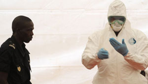 كوبا ترسل 461 طبيبا إلى أفريقيا الغربية للتصدي لفيروس إيبولا
