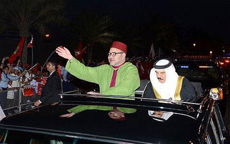 ساكنة المنامة تحج بكثافة لشوارع المدينة للترحيب بمقدم جلالة الملك